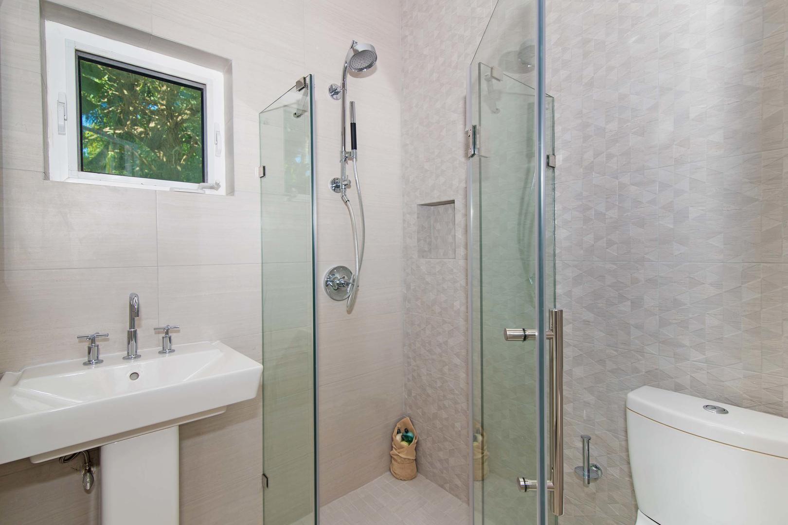 Cottage Queen Suite #1 Bath.
