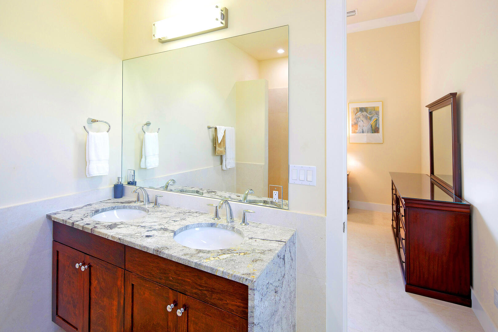 Garden view Guest Suite Bath.