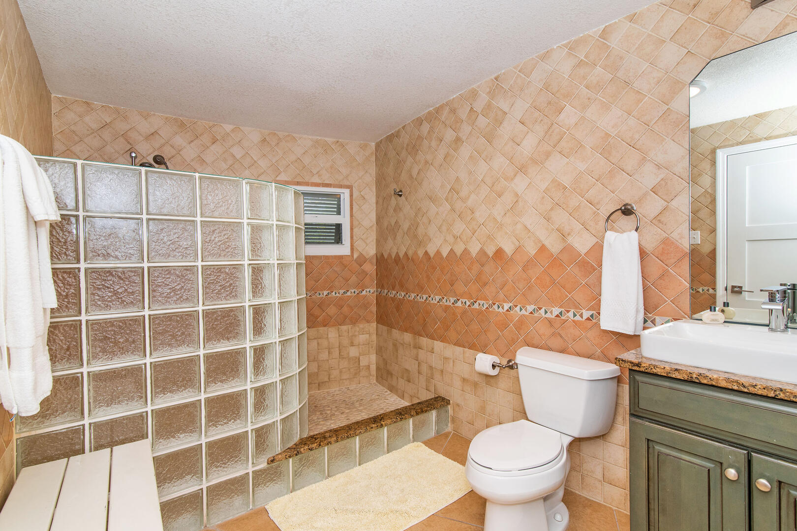 Queen Suite Bathroom.