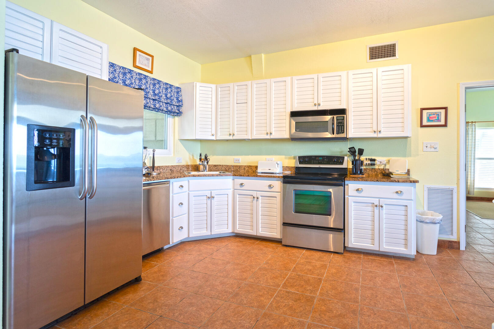 The guesthouse includes a full kitchen equipped with modern appliances.