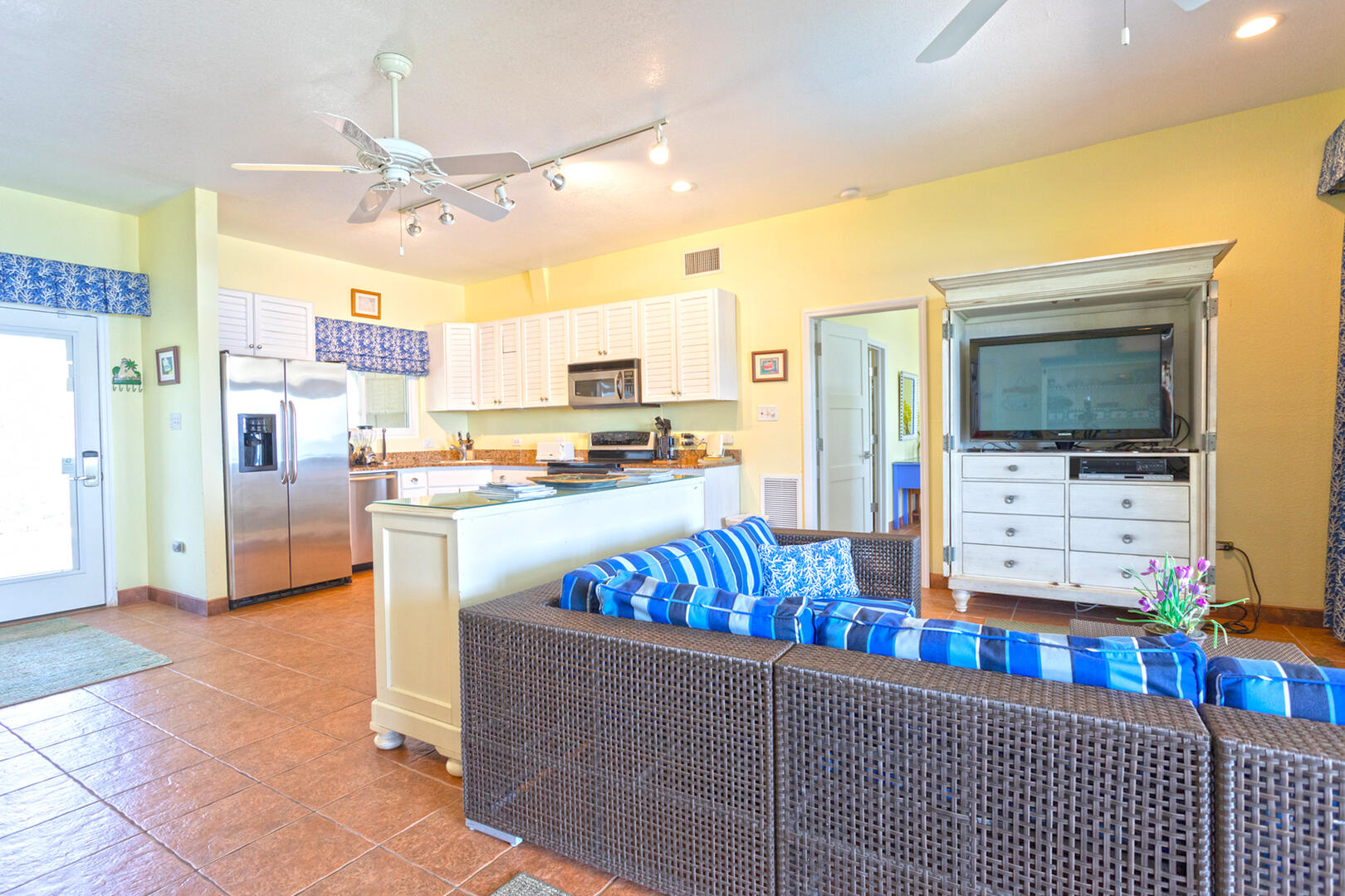 Wider view of the living area. 
