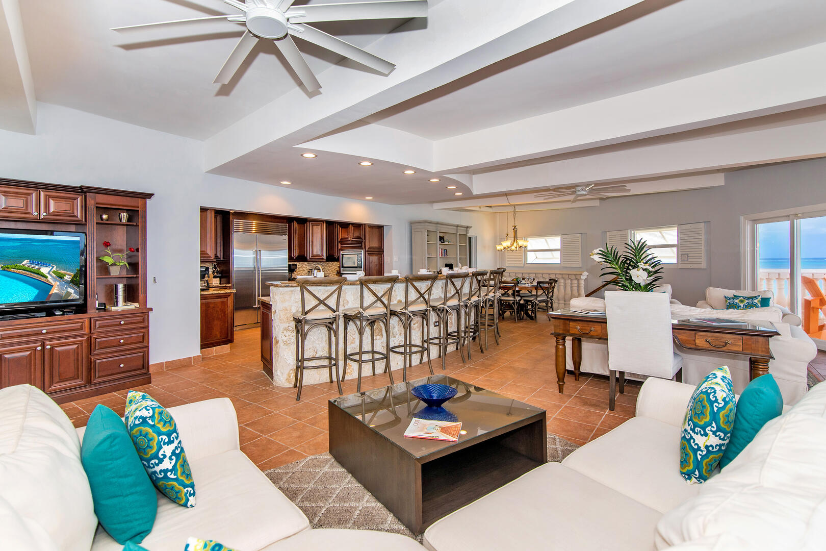 The living room combines modern finishes with cozy ascents to make the villa feel like home for our guests.