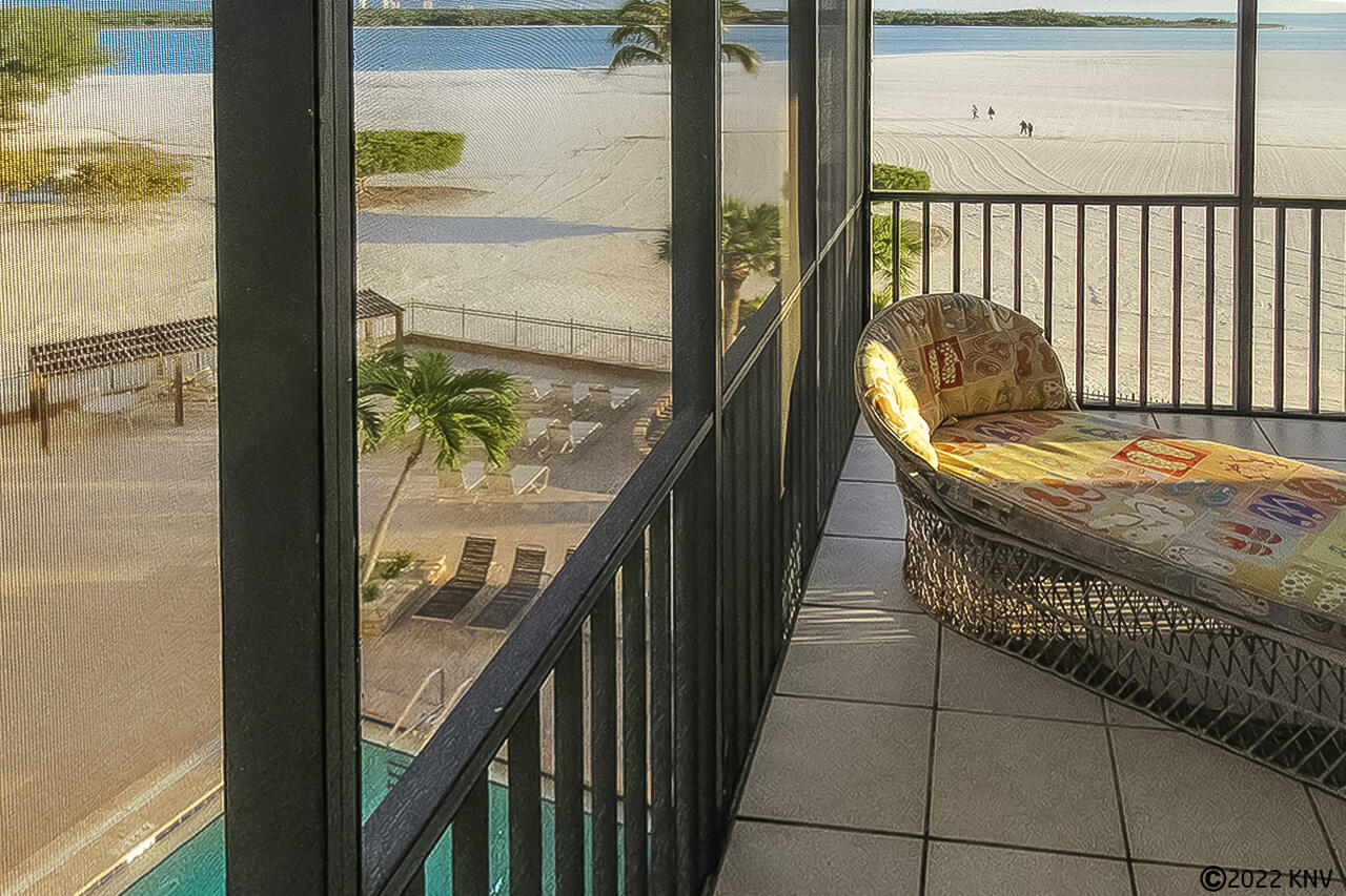 Lanai overlooks the pool
