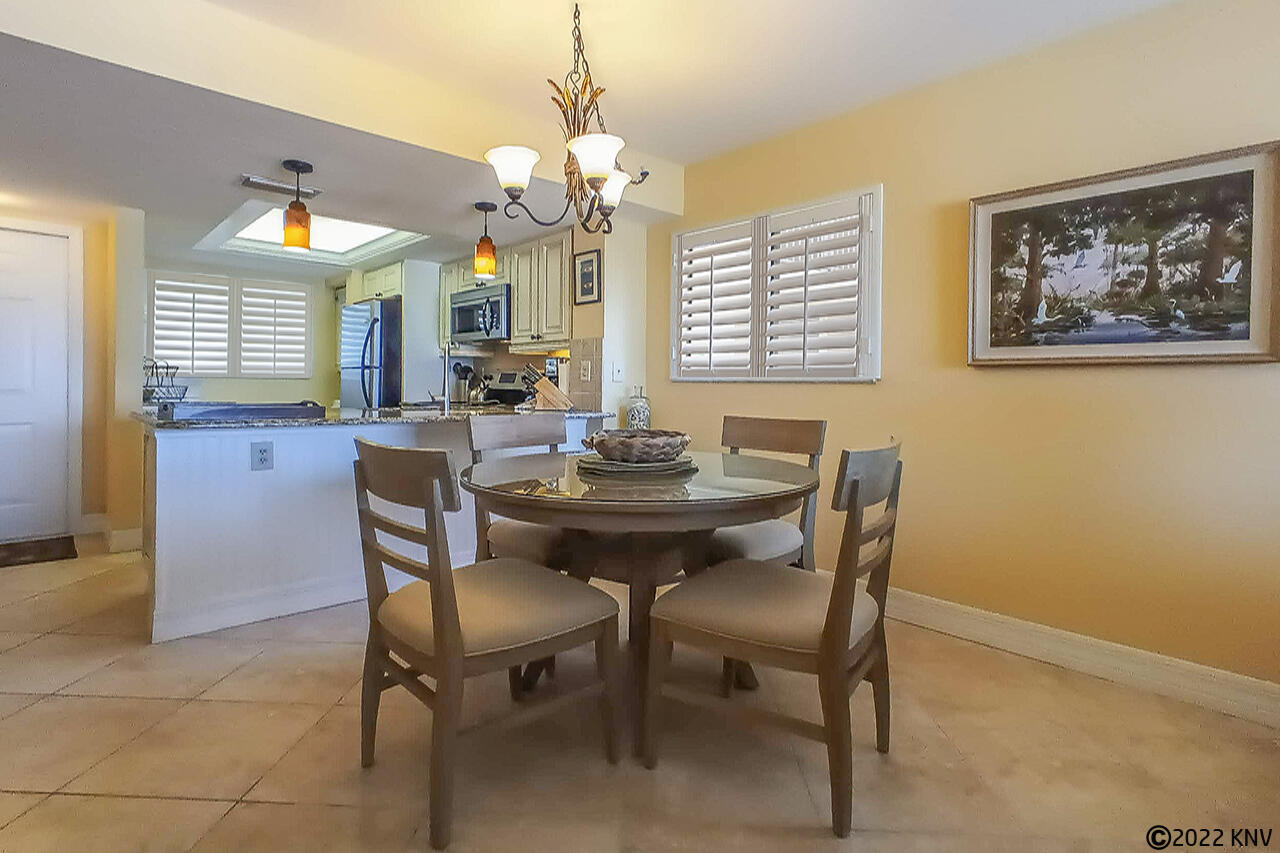 Dining for 4 inside and dining for 4 out on the Lanai