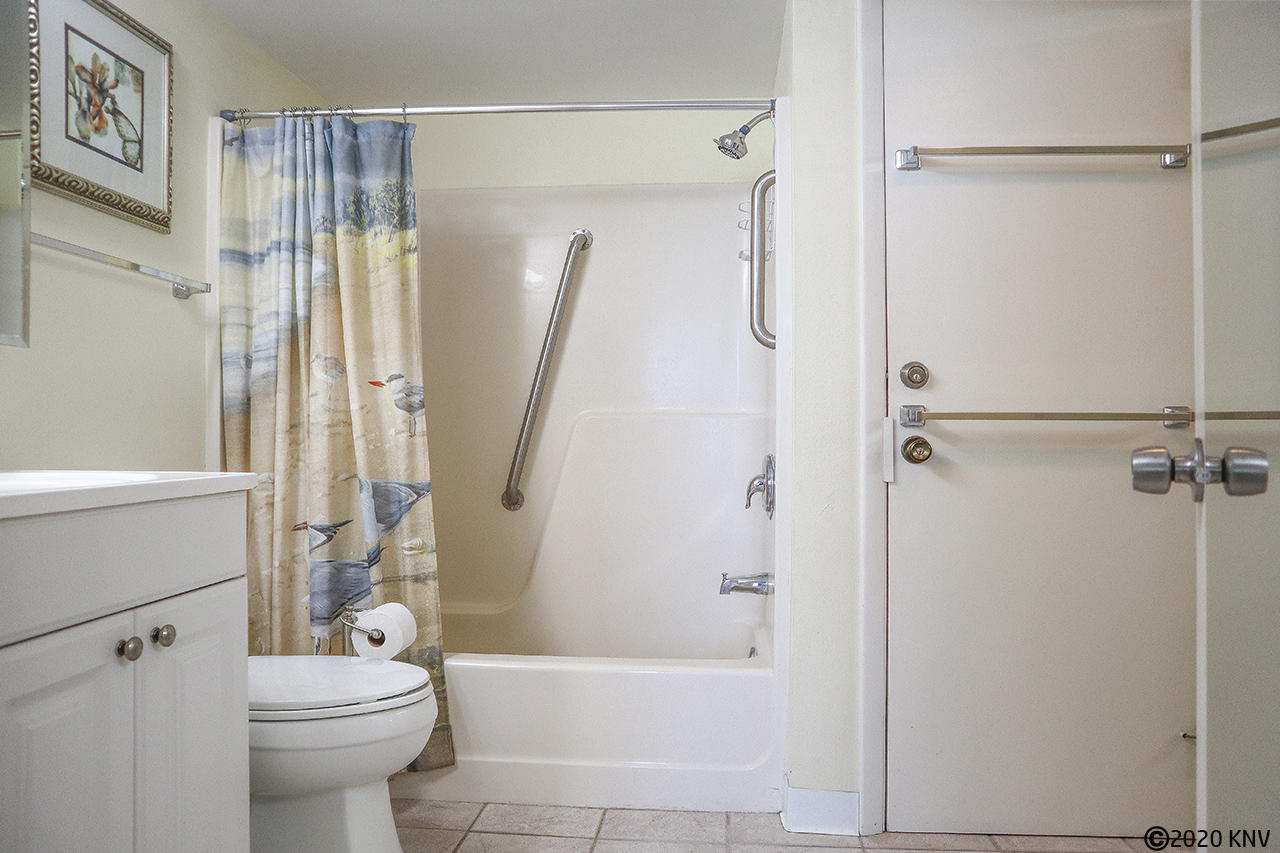 Large Full Bath