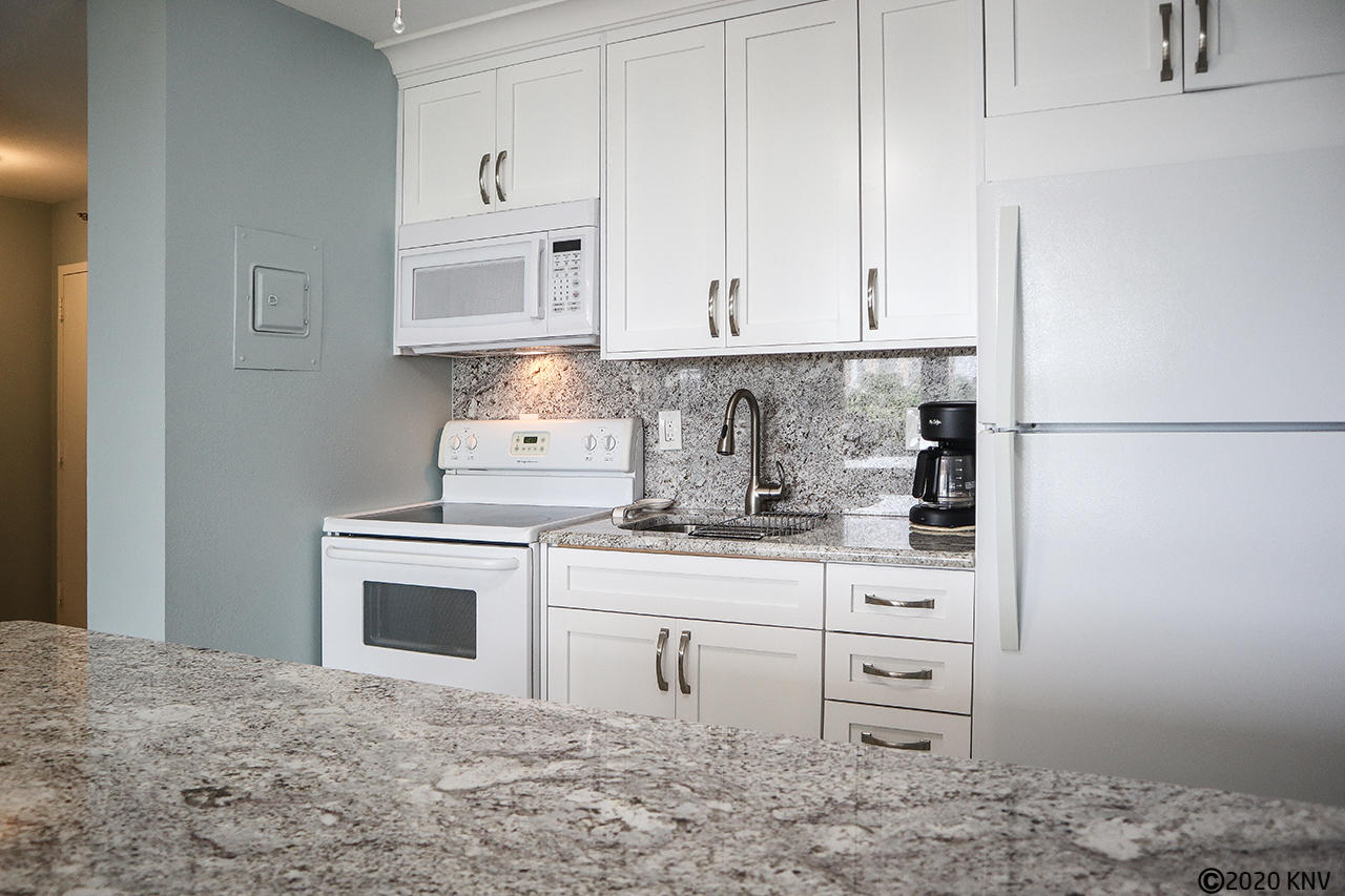 Fabulous newly remodeled kitchen with breakfast bar for four
