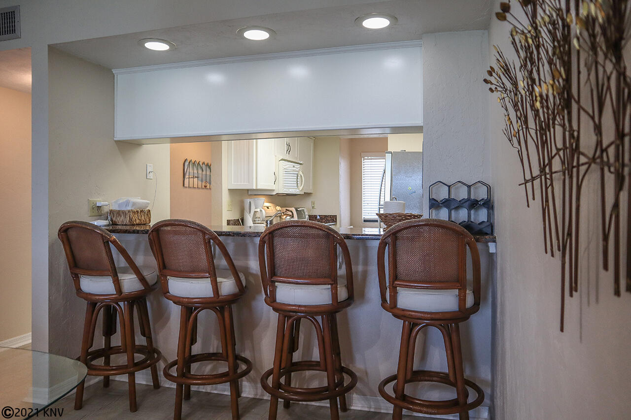 Breakfast Bar seats 4 more