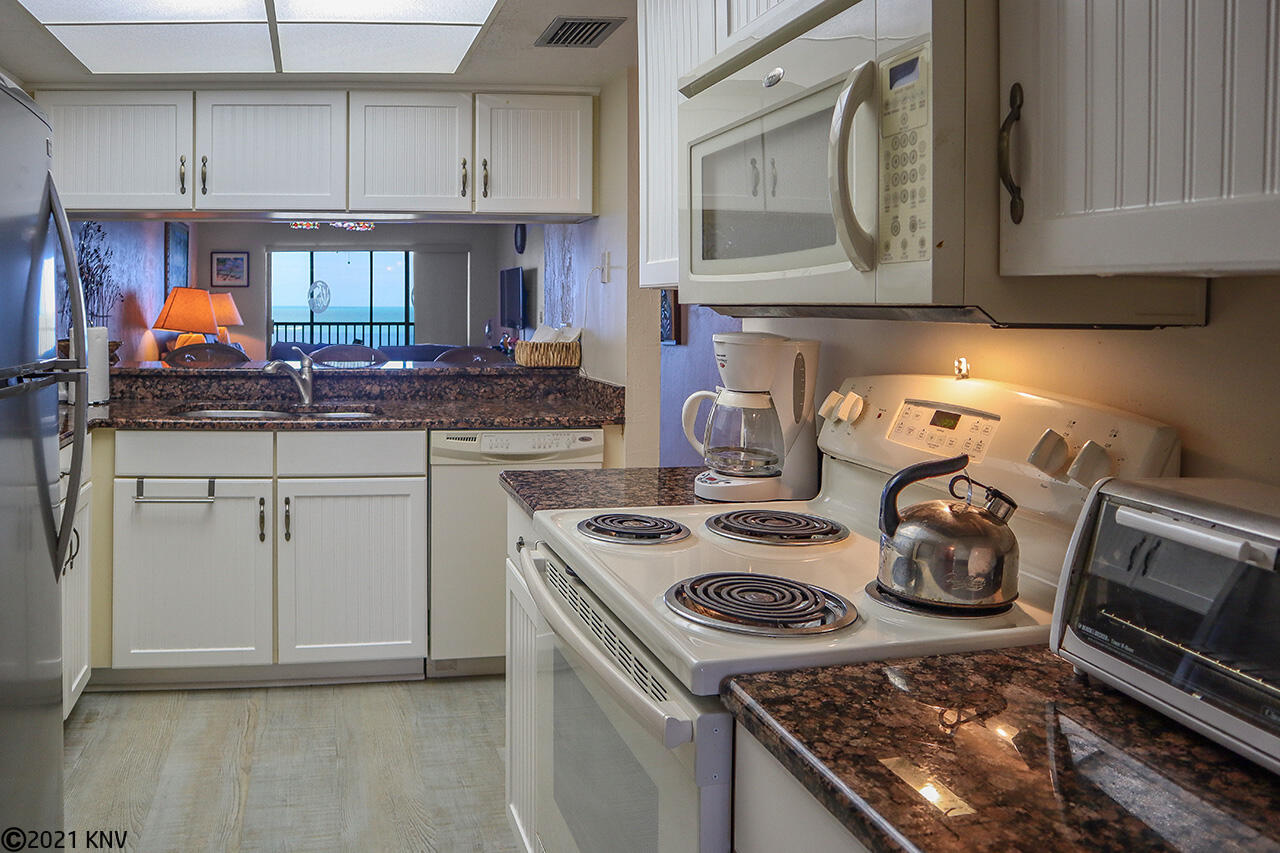Kitchen at Riviera Club 1102