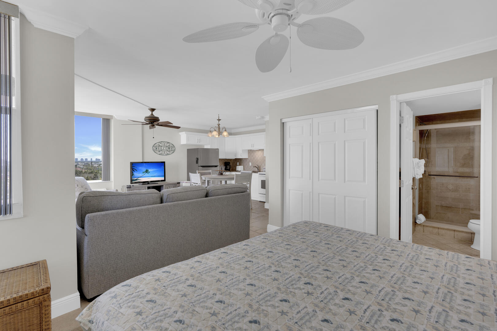 King sized bed Weekly vacation rental