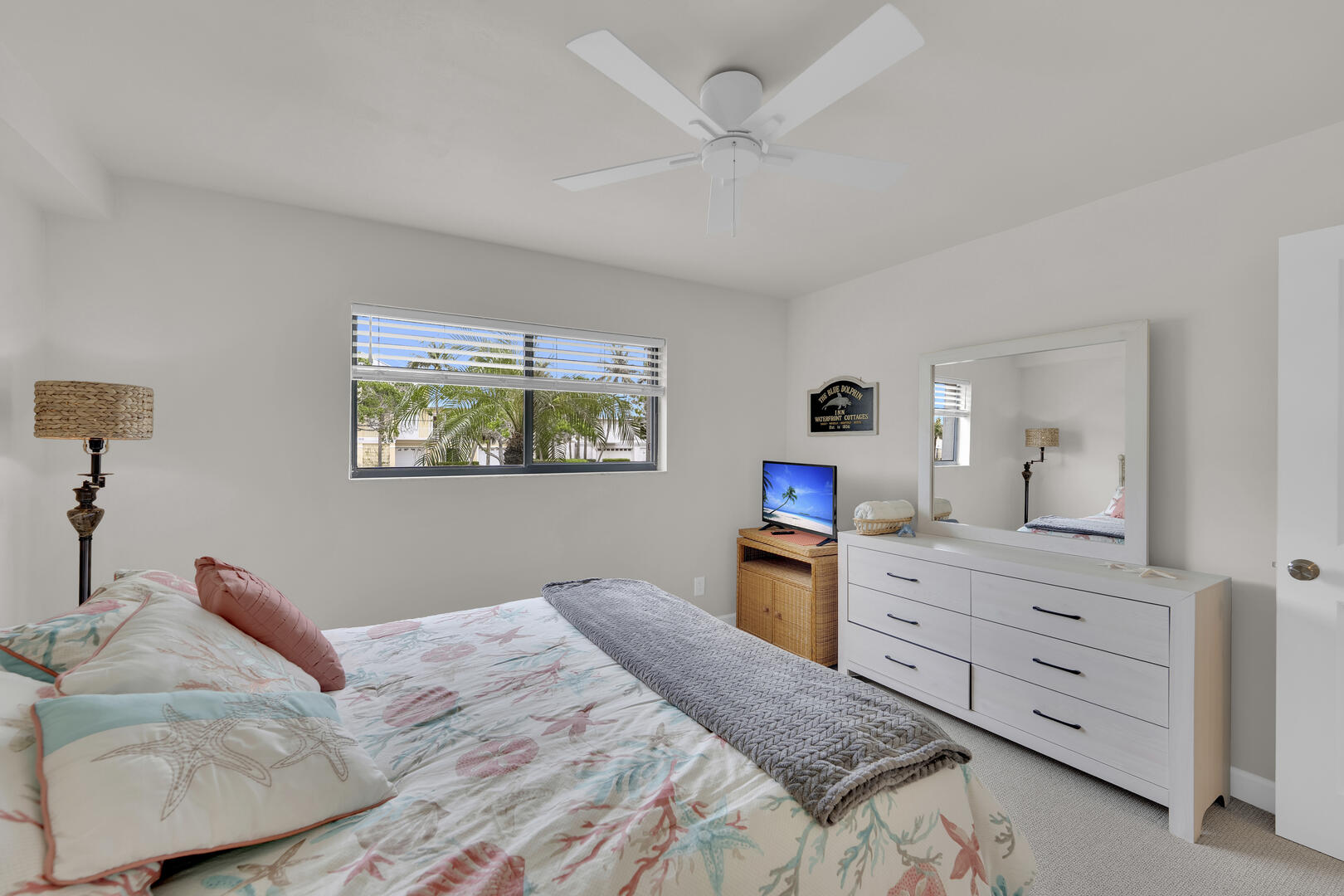 Queen sized bed, TV in bedroom