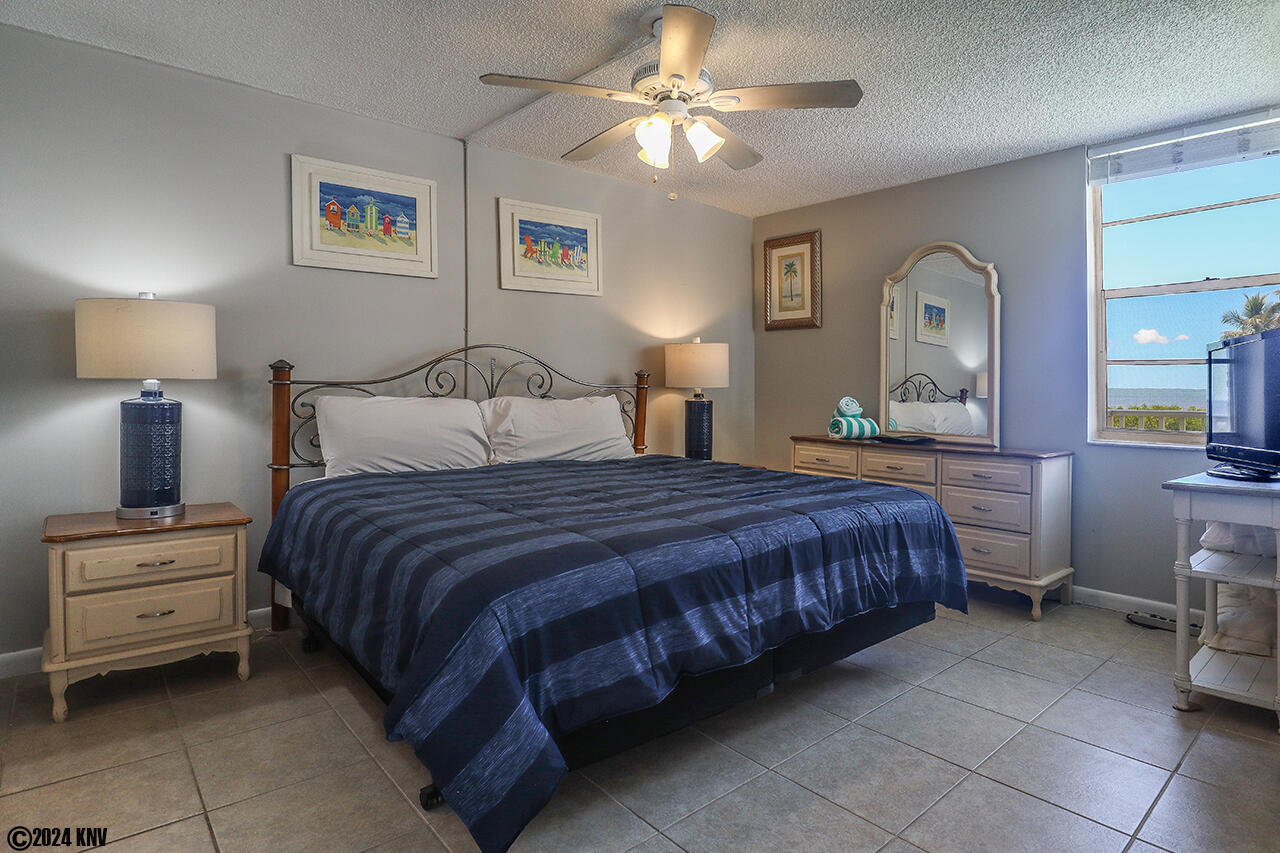 King Sized Bed and TV in Bedroom En Suite
