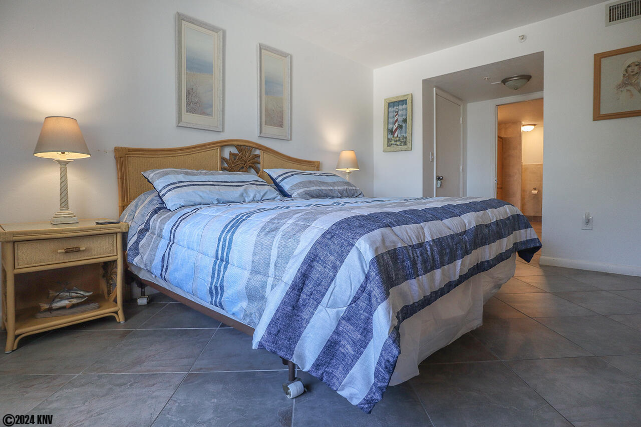 Comfy King Sized Bed with fresh linens in Master Bedroom En Suite