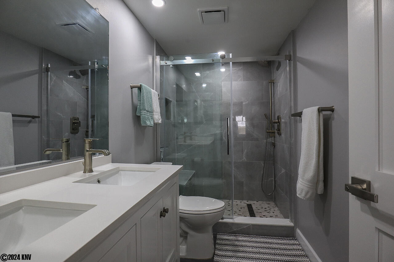 Fabulous Master Bath En Suite has been beautifully remodeled