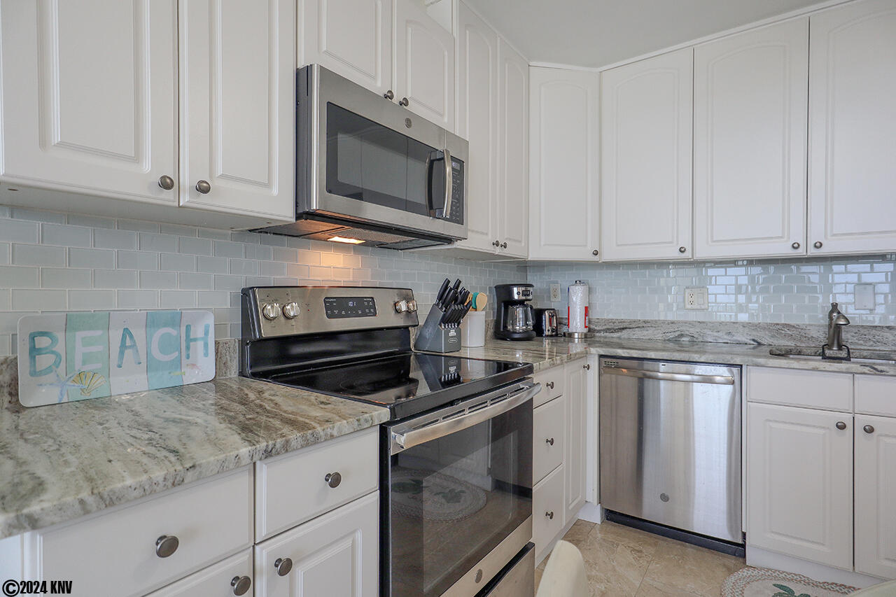 Granite topped countertops and new appliances in a fully equipped Kitchen