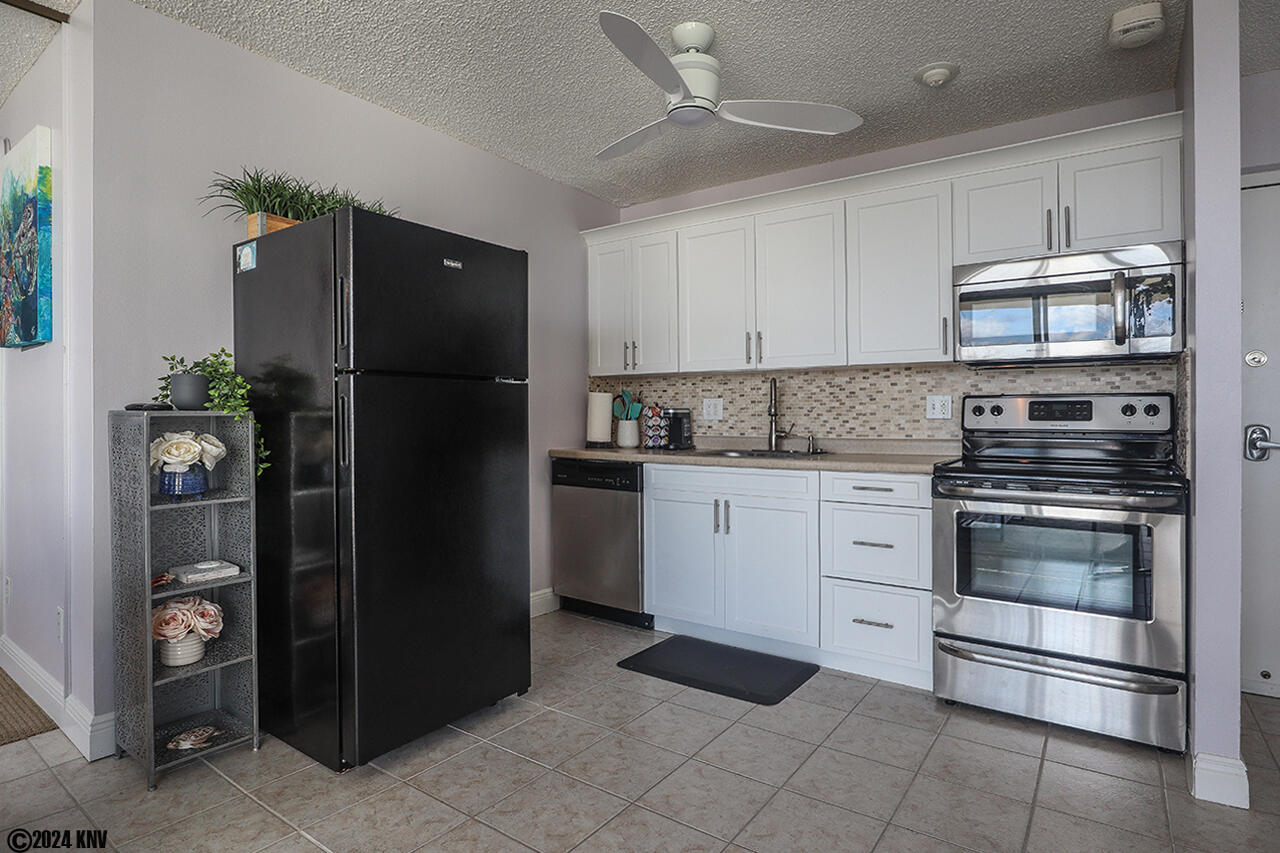 Fully Equipped Kitchen with new appliances, including a dishwasher