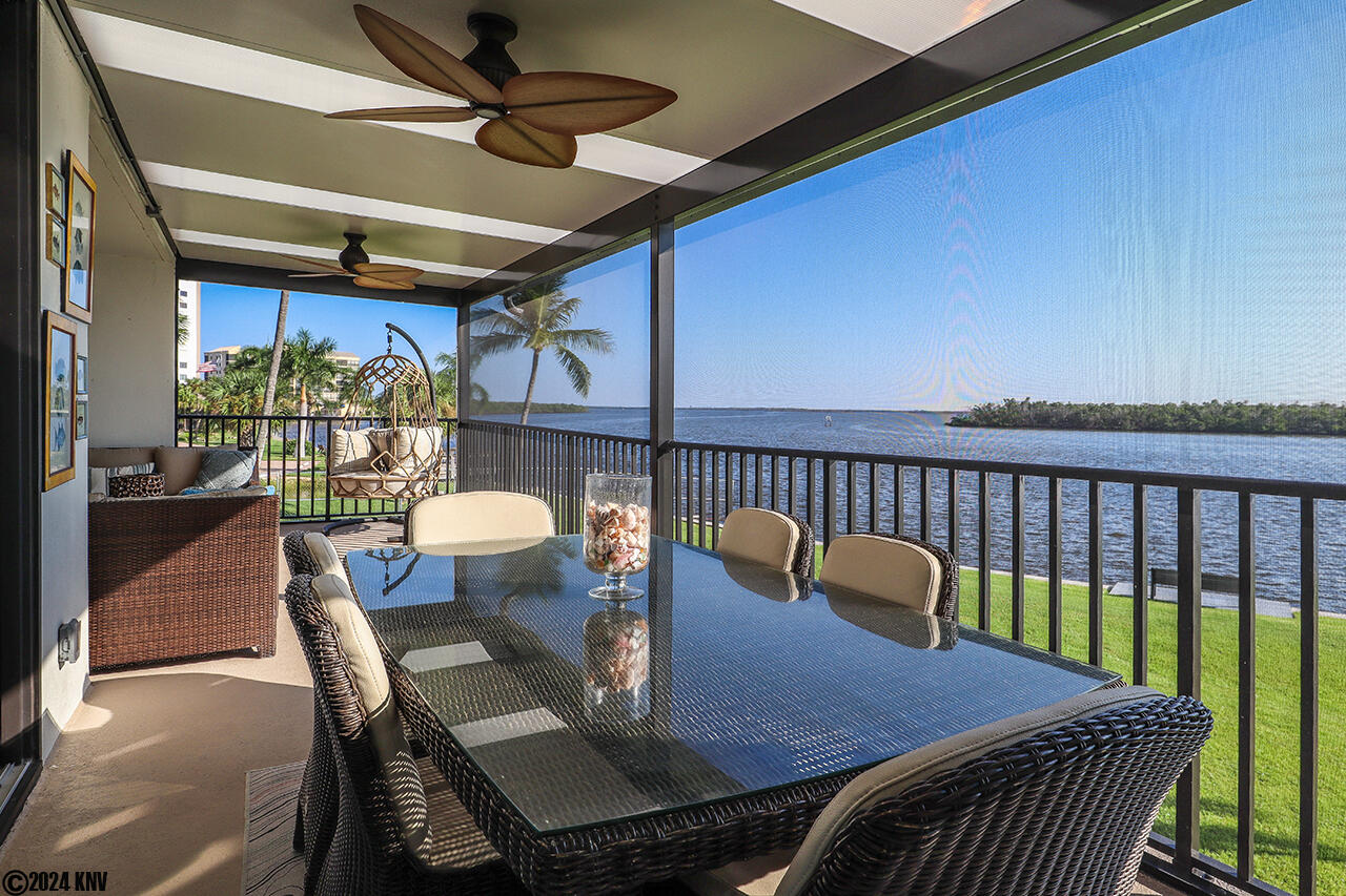 Sun and Sand, Drinks on Ice...Welcome to our Paradise. Huge Screened In Lanai