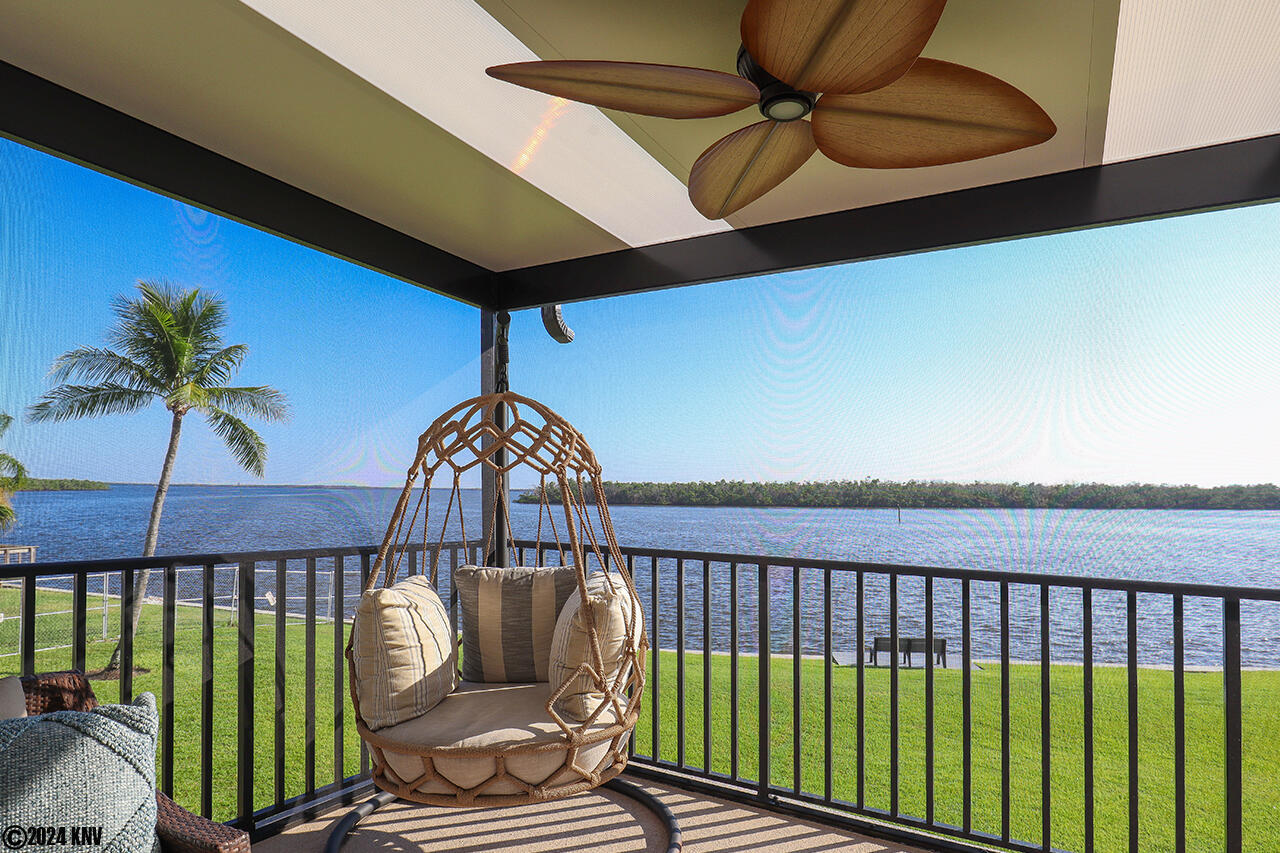 A sea breeze puts a mind at ease....Wonderful waterfront views of the Bay