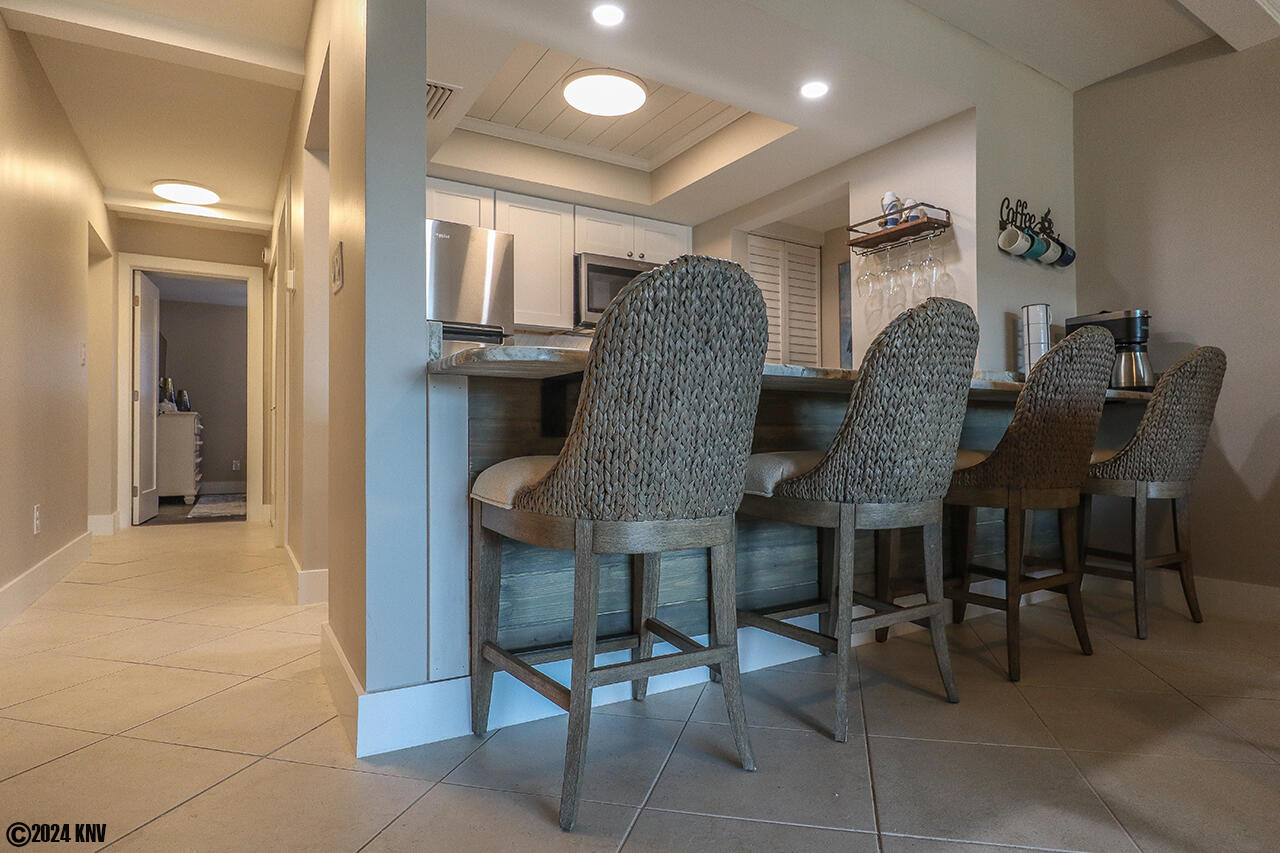 Breakfast Bar seats 4