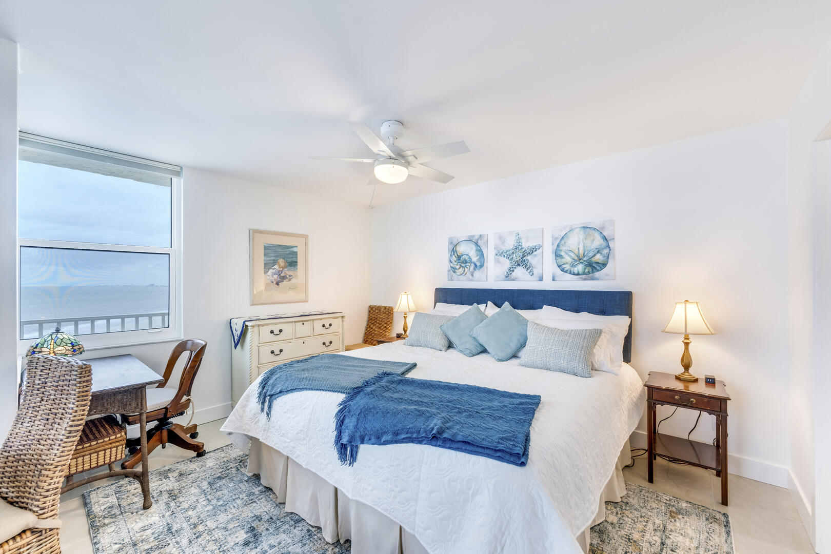 King Bed welcomes you to a sleepful night listening to the sound of the surf