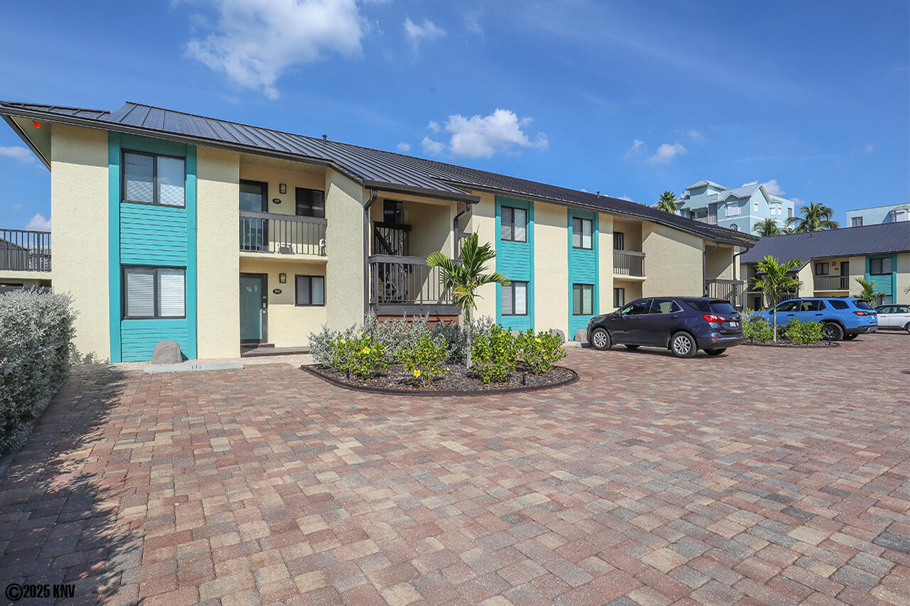 Bac Bay Condos sit in the Island Pines Community just across the street from the Gulf.