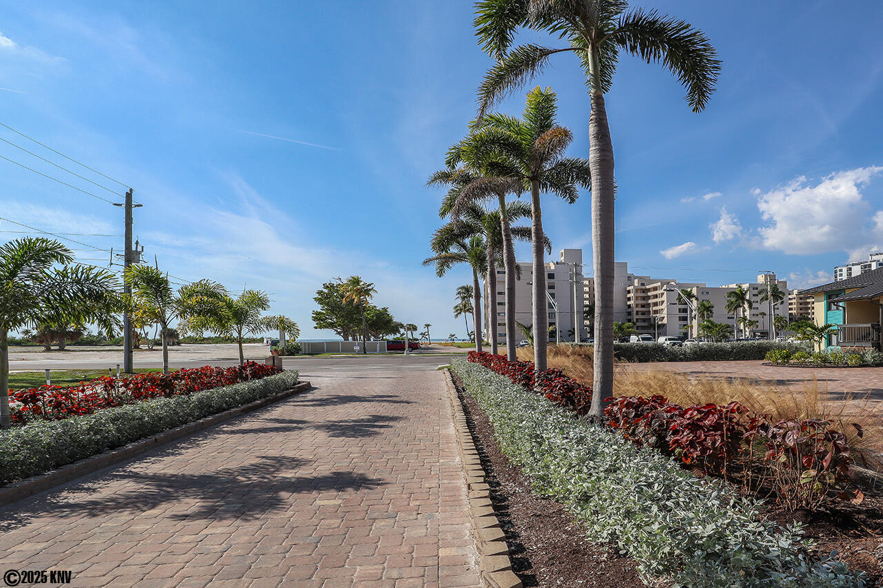 Located just across the street from the beach, Bac Bay 111 offers fun in the sun at a bargain.