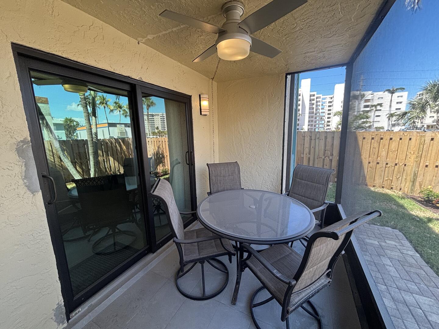 Screened In Lanai to relax and take in the sea breezes