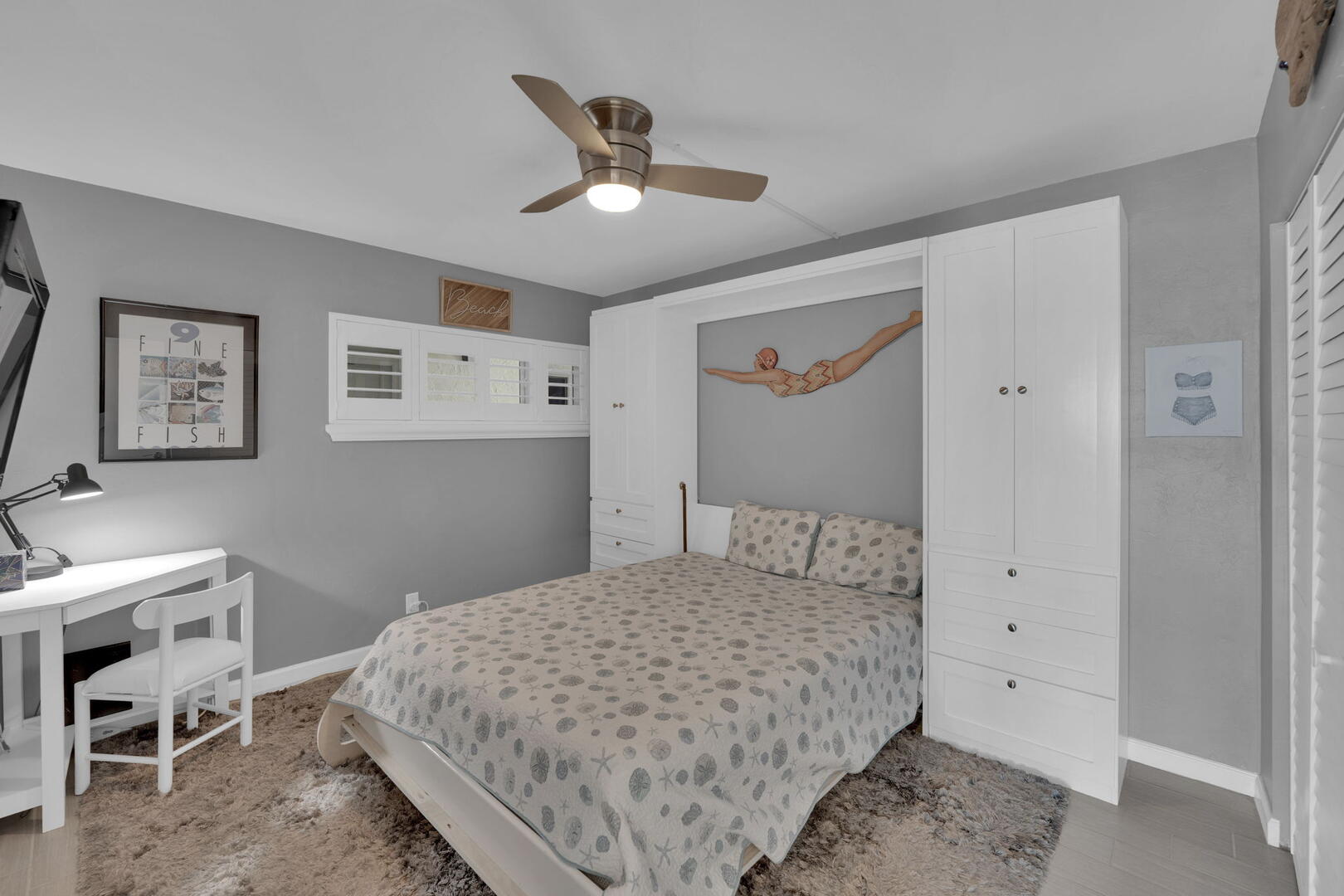 Murphy bed in guest room Sand Caper 409