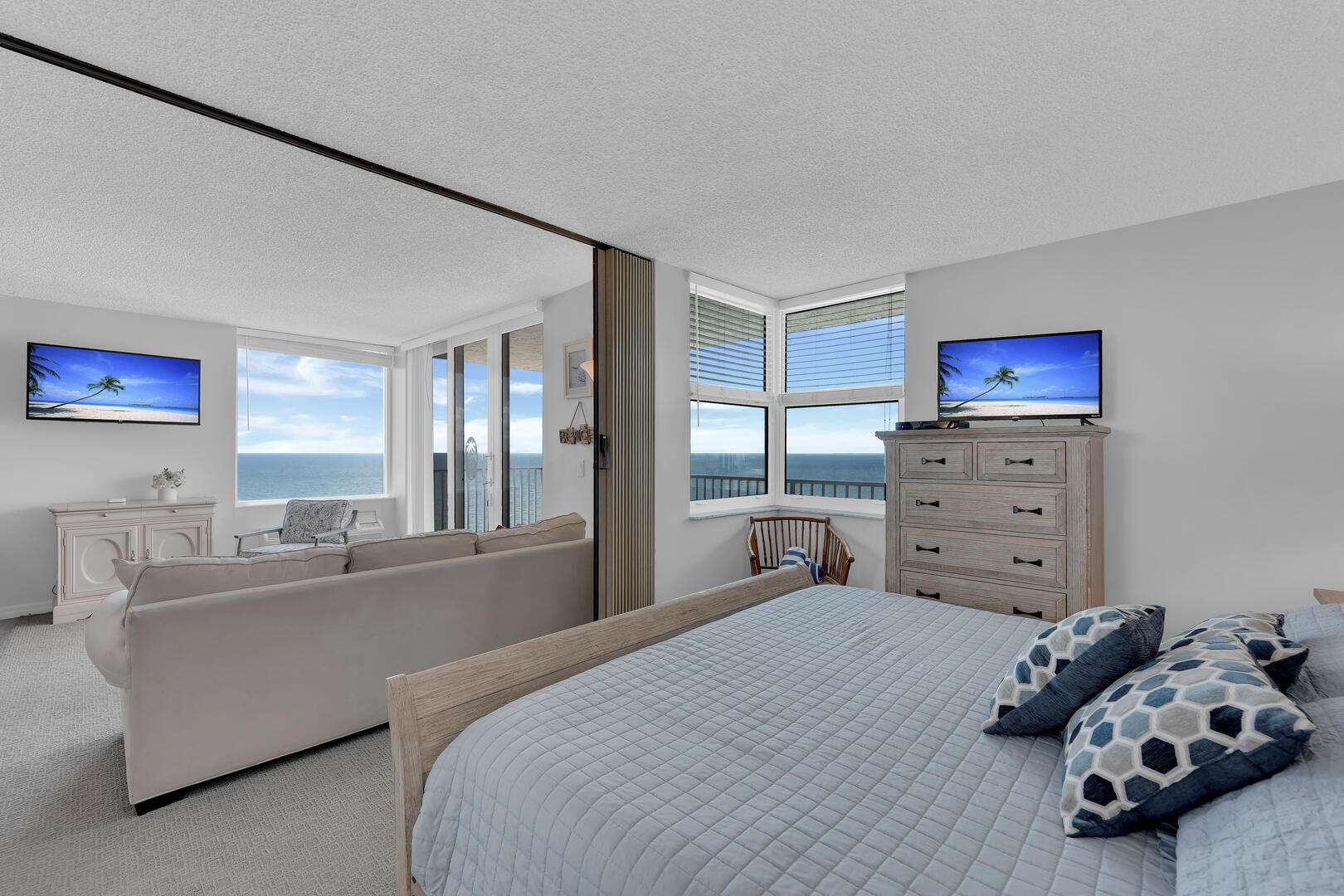 Open concept in 1 bedroom beach condo 