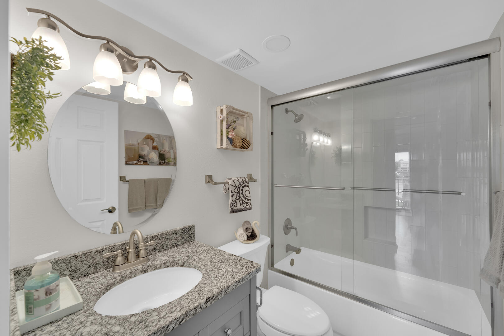 Nicely decorated guest bathroom with tub shower combo