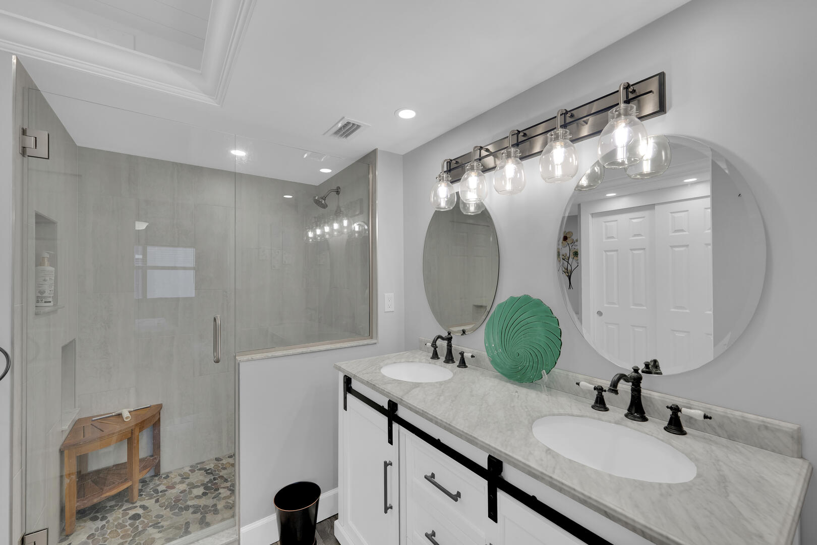 Double vanity sinks in master bathroom