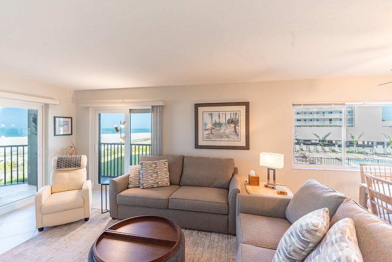Riviera Club 101...Relax in your spacious living area with plush seating