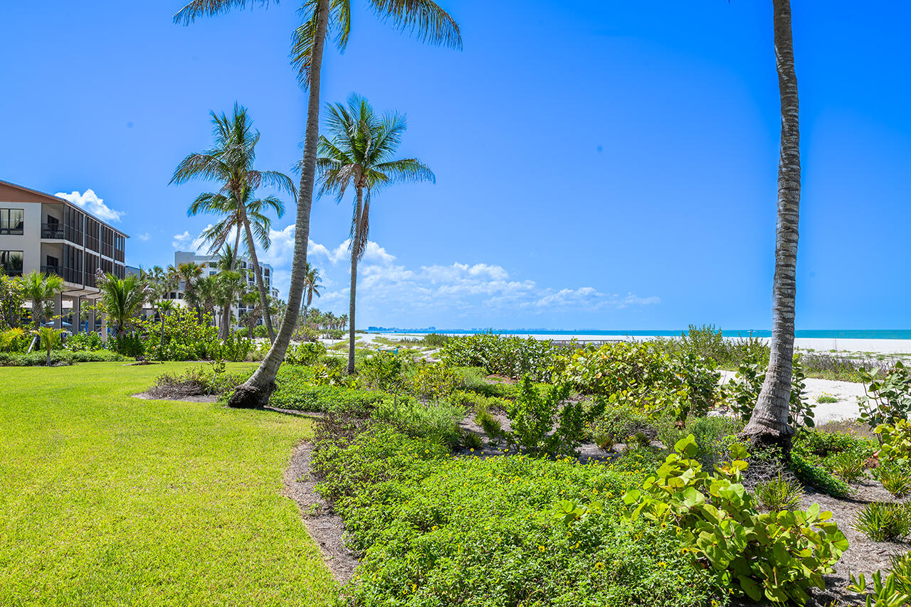 Riviera Club's tropical landscaping