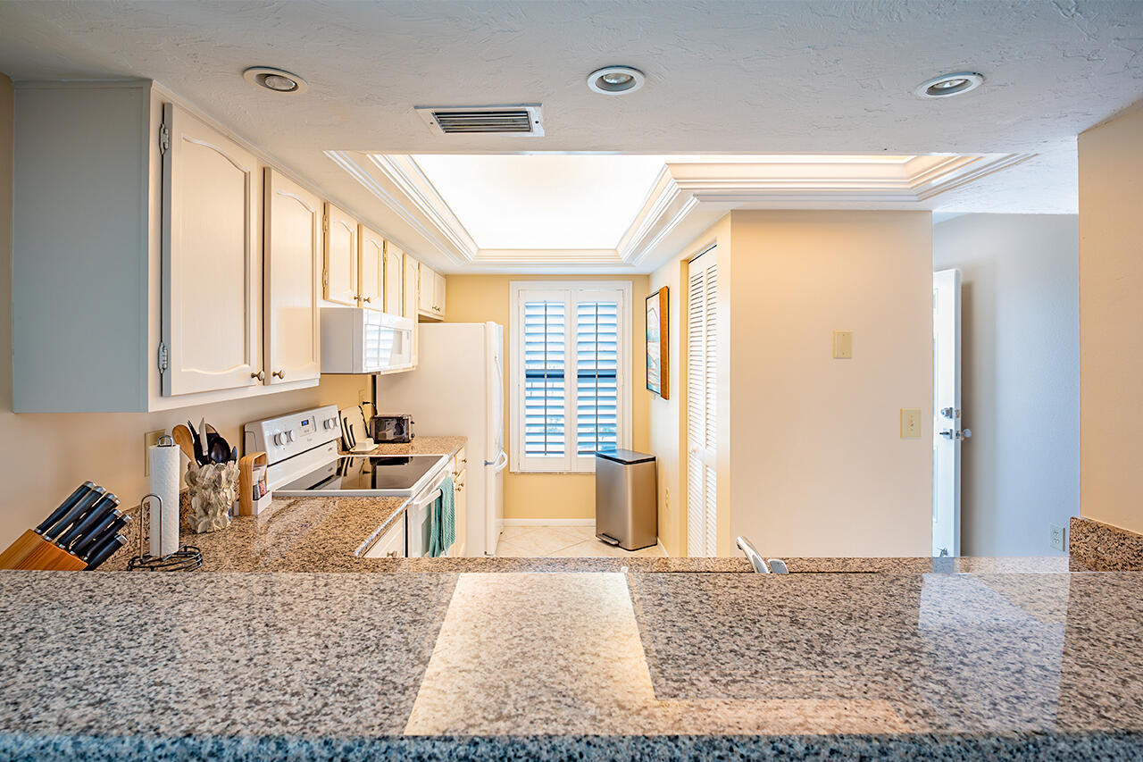 Gorgeous, Fully Equipped Kitchen with new appliances