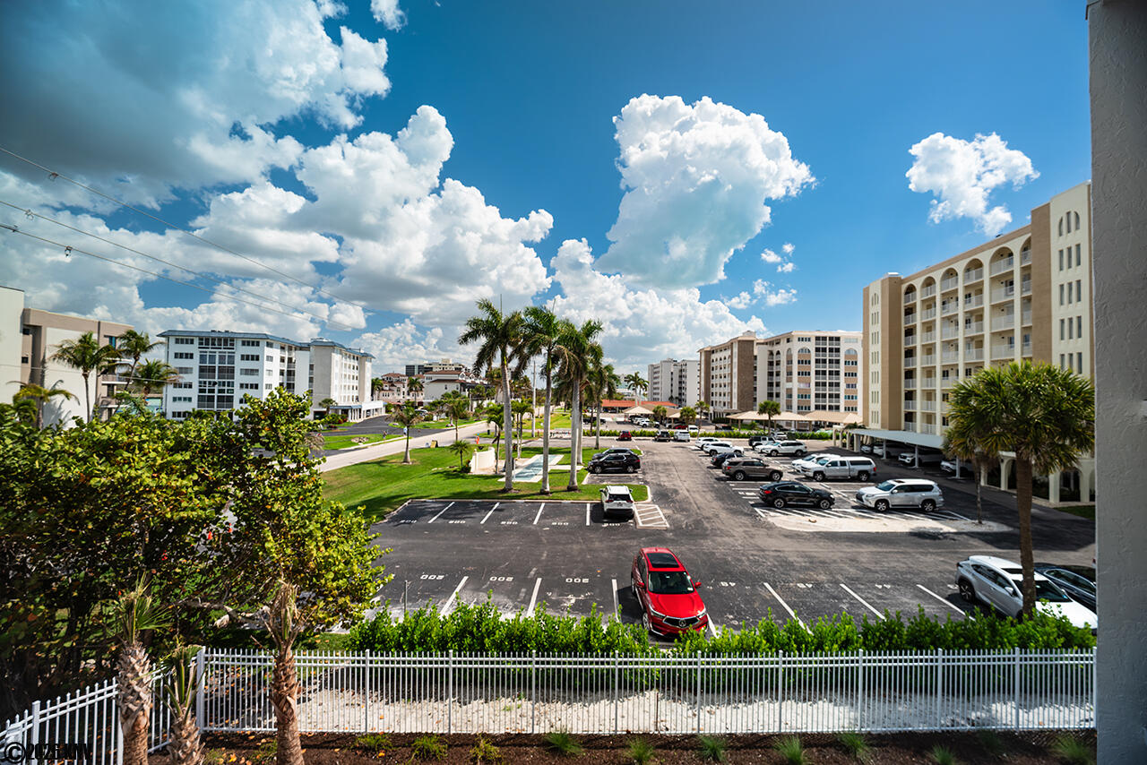 Looking down Hickory Boulevard from Dolphin Way