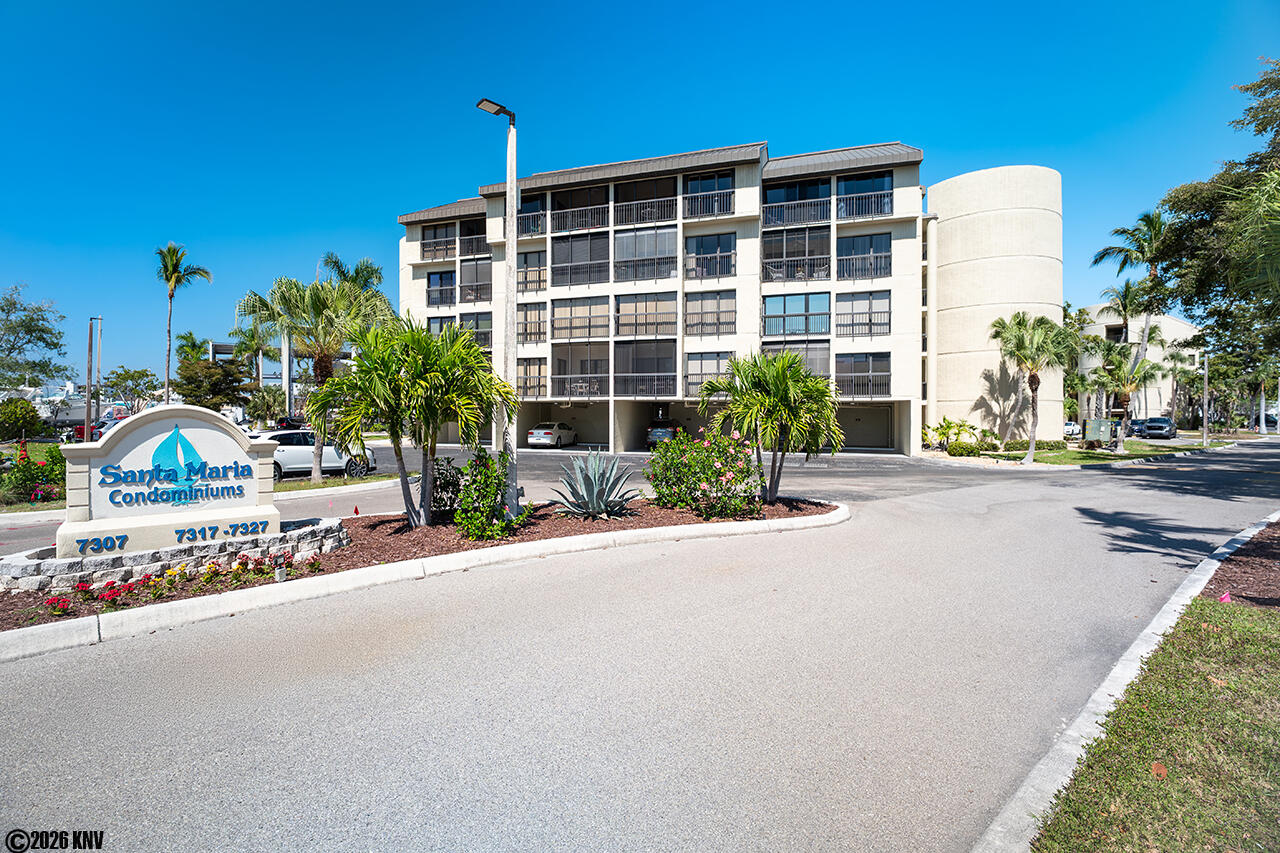 Santa Maria Harbour Resort Condominiums are located at the quiet, residential south end of the island just across the boulevard from the beachfront. 