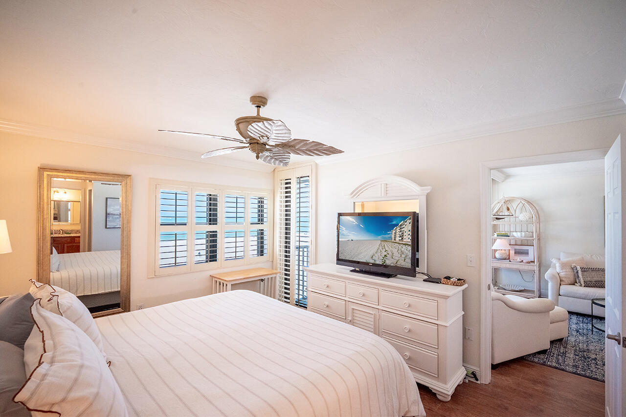 Master Bedroom En Suite enjoys a Gulf view