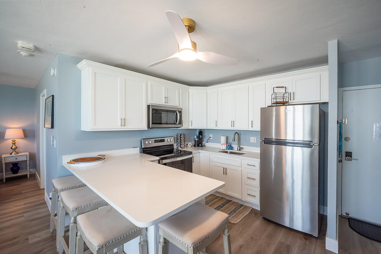 FABULOUS Remodeled, Fully Equipped Kitchen with Breakfast Bar that seats 4