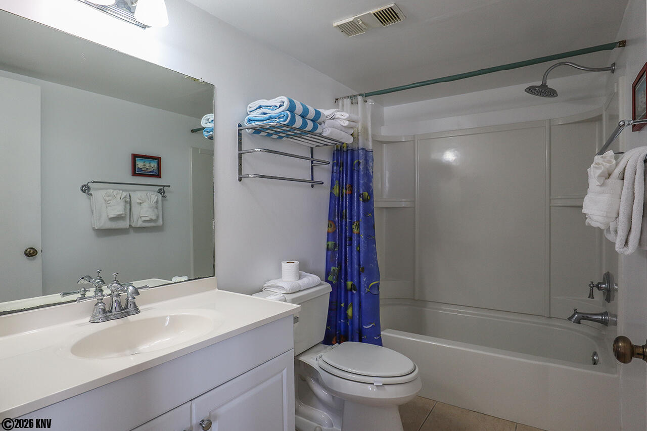 Full Sized Bath with our striped beach towels