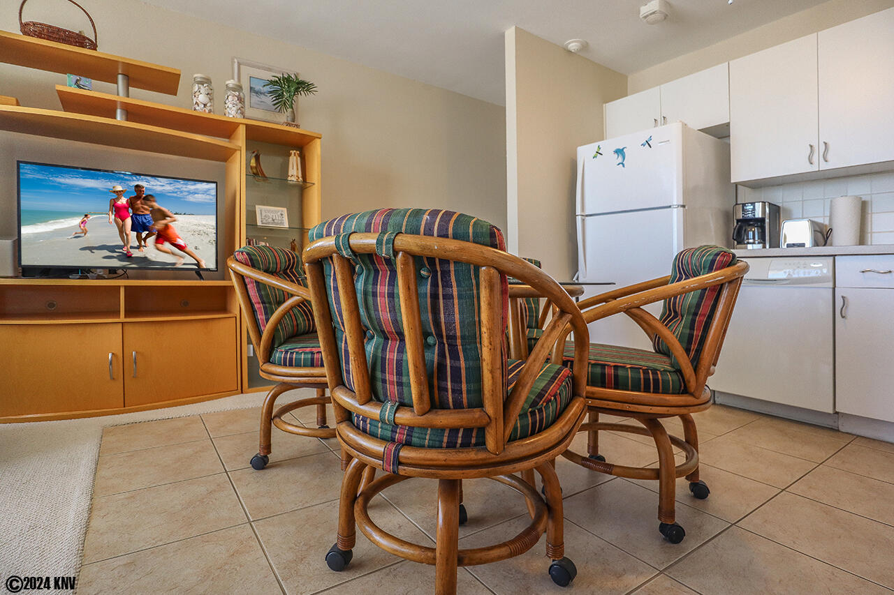 Perfect! A comfortable table and chairs for 4