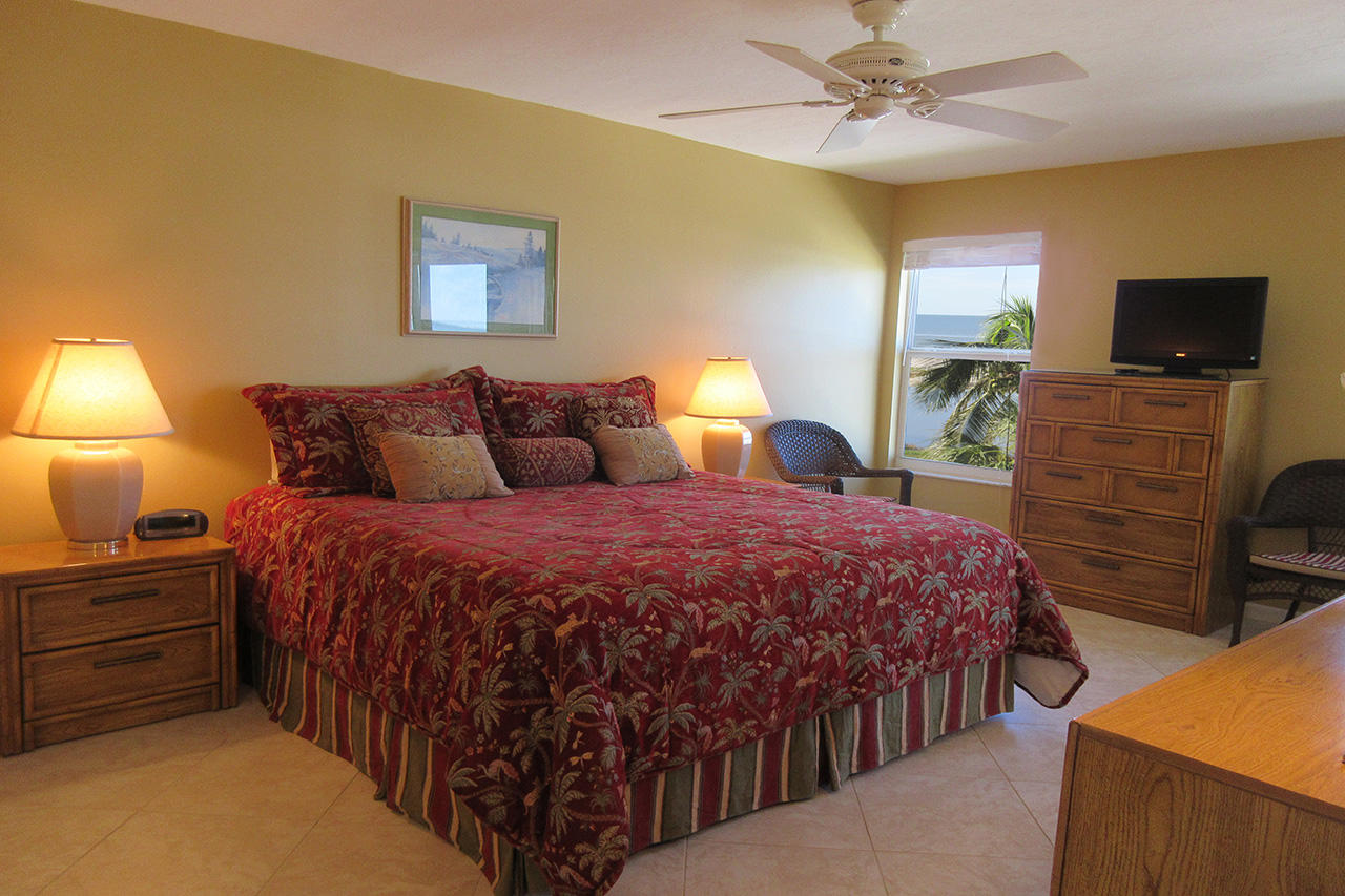 Master Bedroom En Suite with King Sized Bed