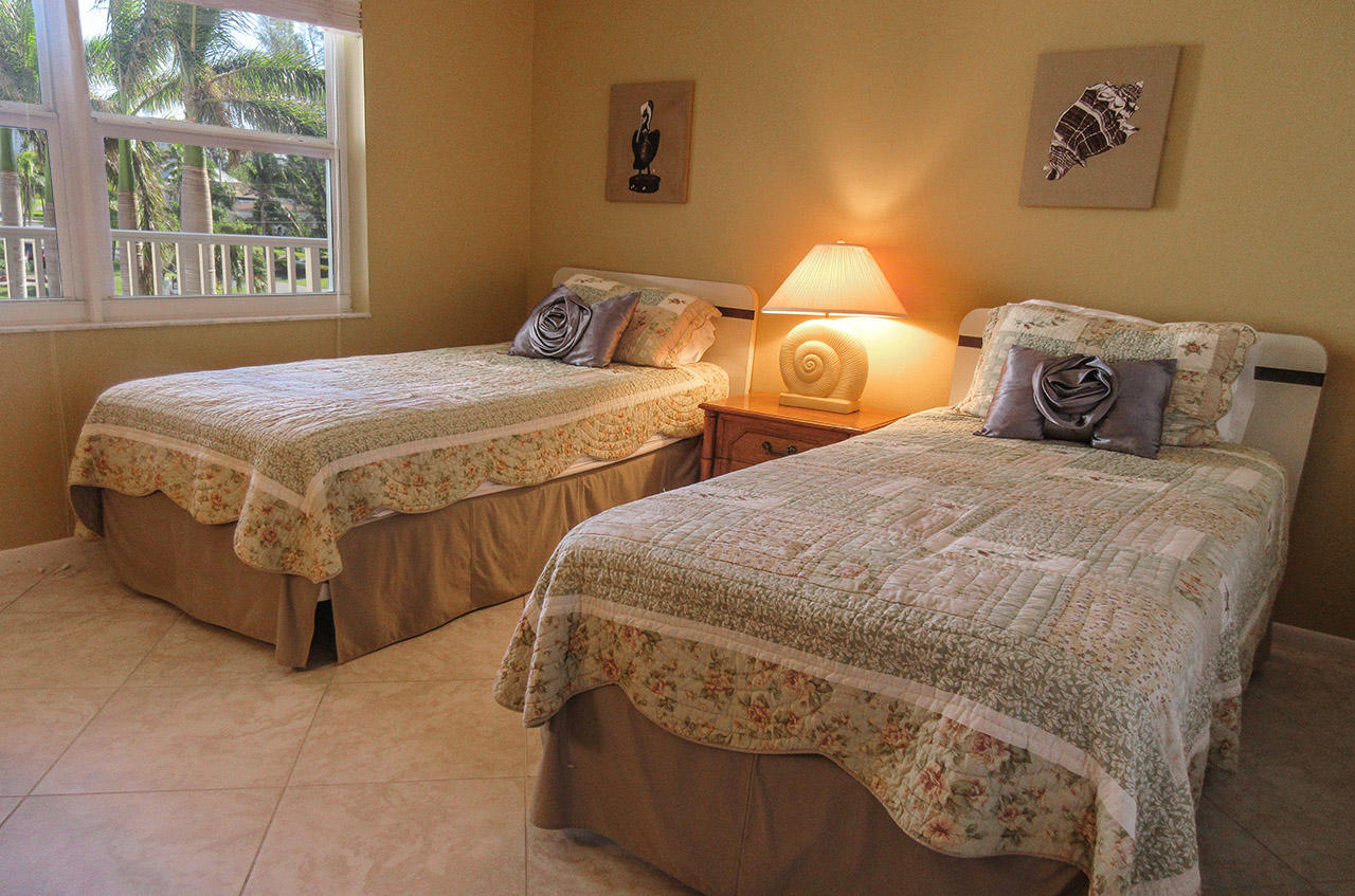 Guest Bedroom with Twin Beds