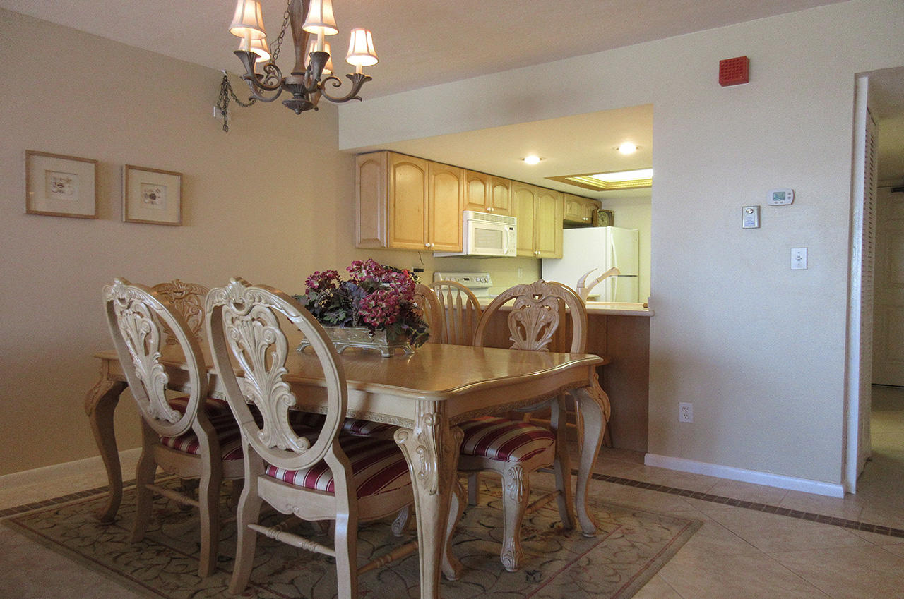 Dining Area with Breakfast Bar at Eden House 302