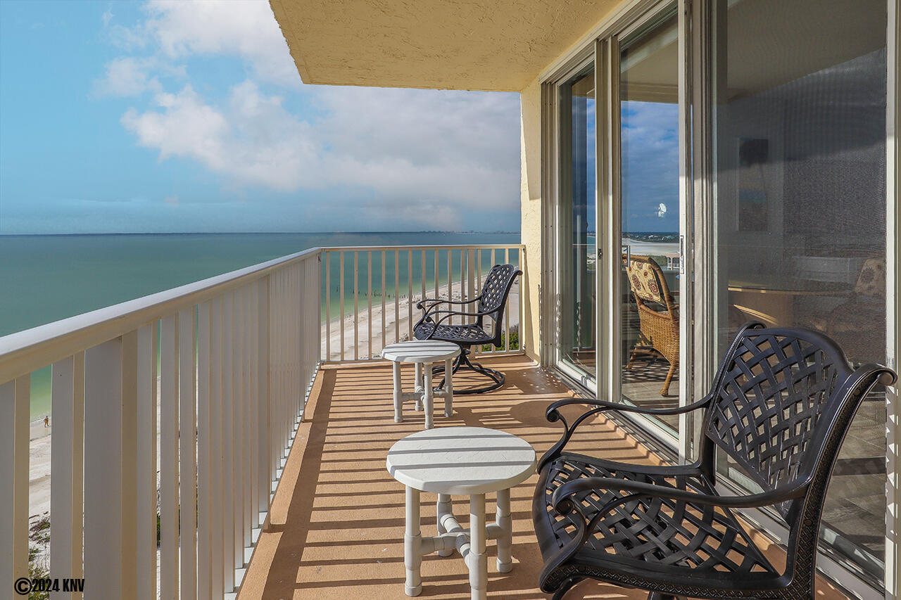 Balcony offers panoramic views, sound of the surf and sea breezes