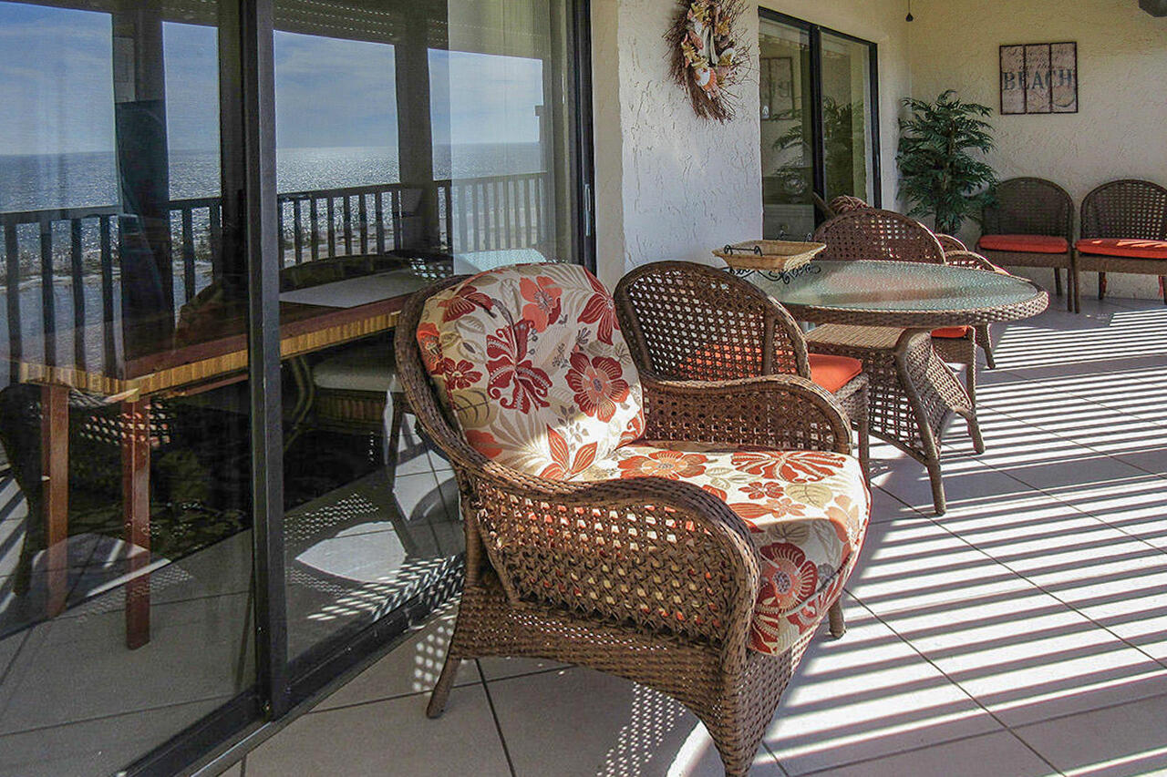 Terra Mar 903 Huge Lanai with comfortable furniture
