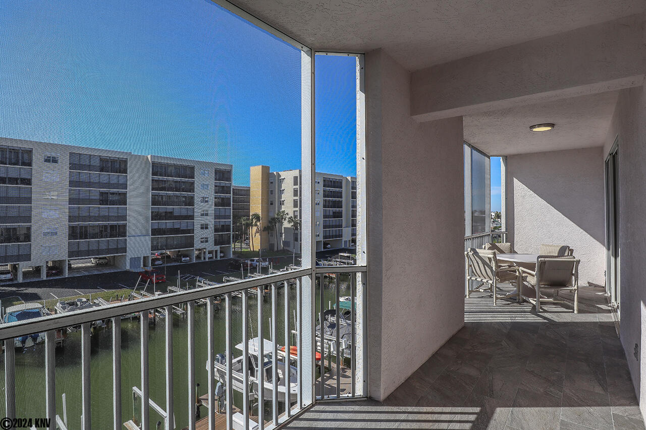 Huge Screened in Lanai with beautiful water views