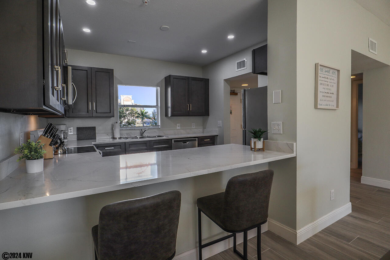 Breakfast Bar in Kitchen seats two