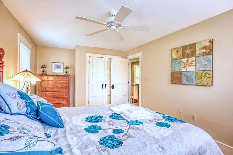 BR3 Queen upstairs_2