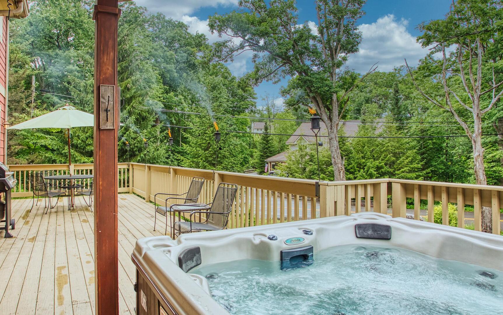 Private hot tub side deck