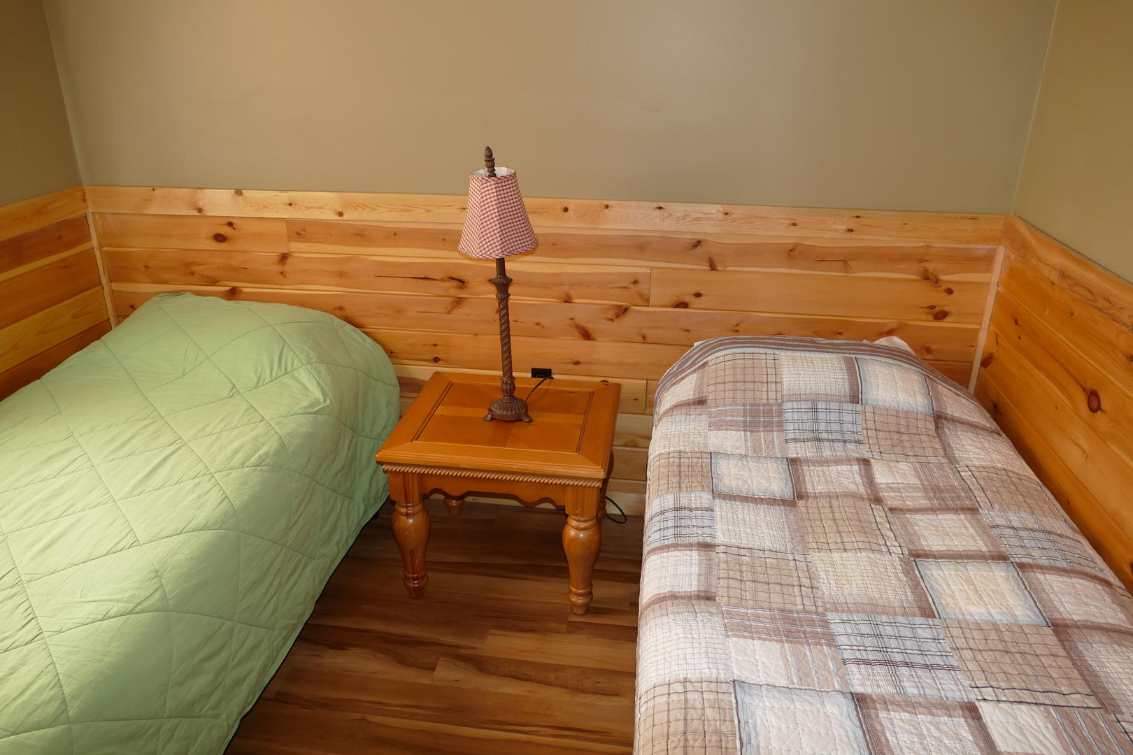 Main level with two twin beds