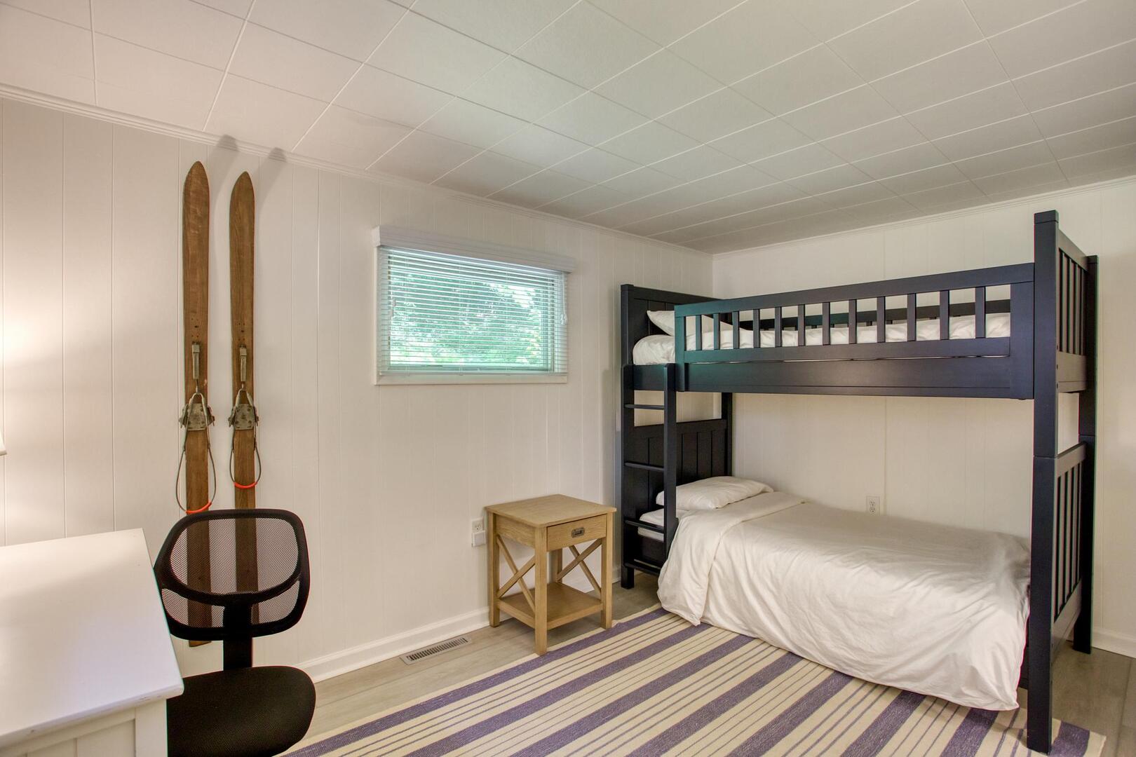 BR3 Bunk beds. 2 Twins. M